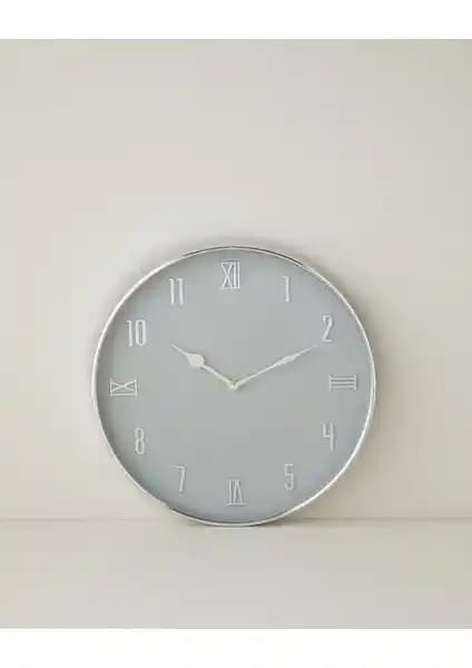 English Home Verna ve Saban Duvar Saati Karşılaştırması: Tasarım ve İşlevsellik Analizi