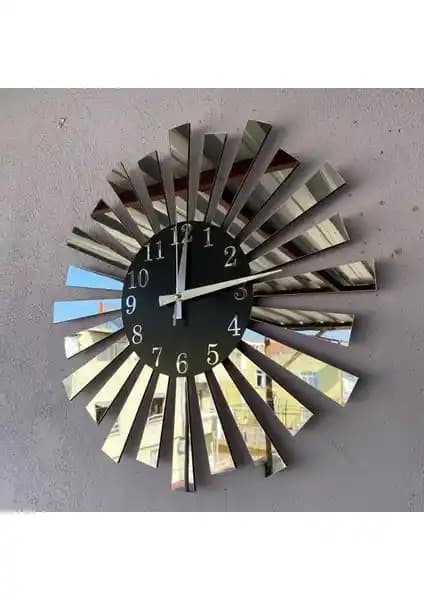 İki Farklı Duvar Saati Modelinin Tasarım ve Malzeme Özellikleriyle Karşılaştırması