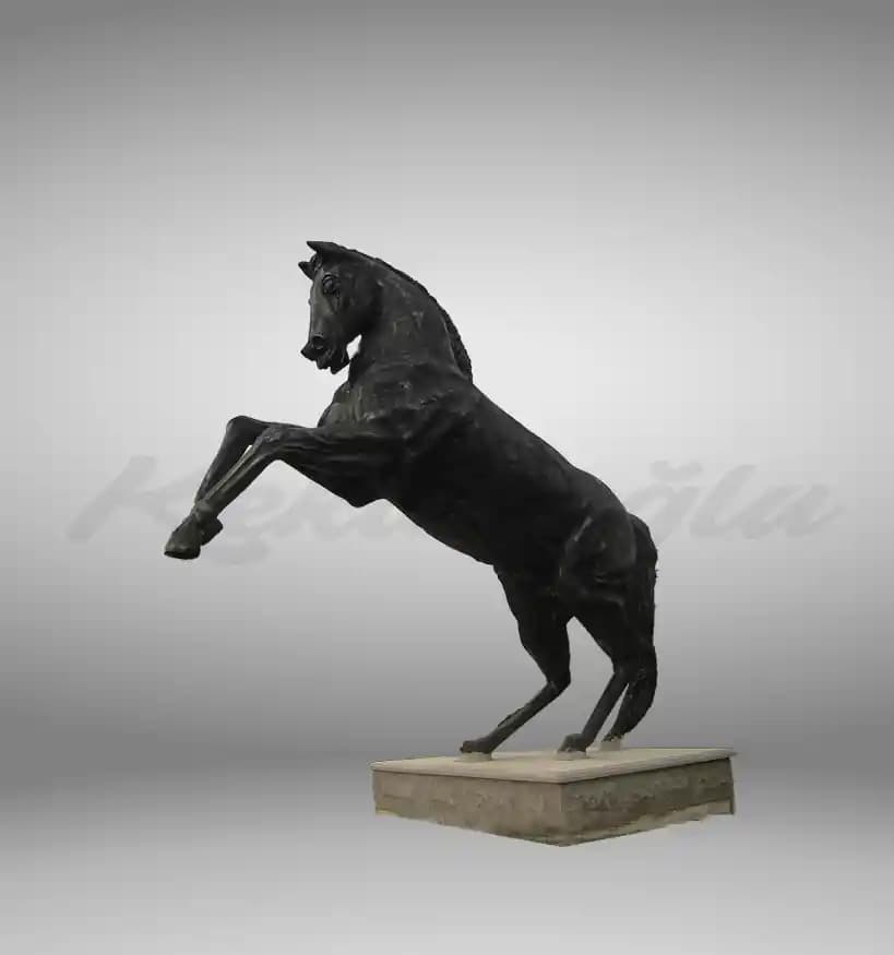 At Heykelleri ile Mekânlara Estetik ve Anlam Katmanın Yolları