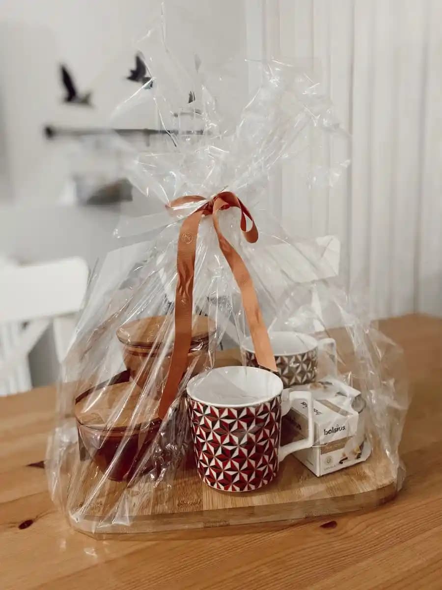 Ev Hediyesi Önerileri Dekorasyon ve Mobilya ile Şık ve Fonksiyonel Seçenekler