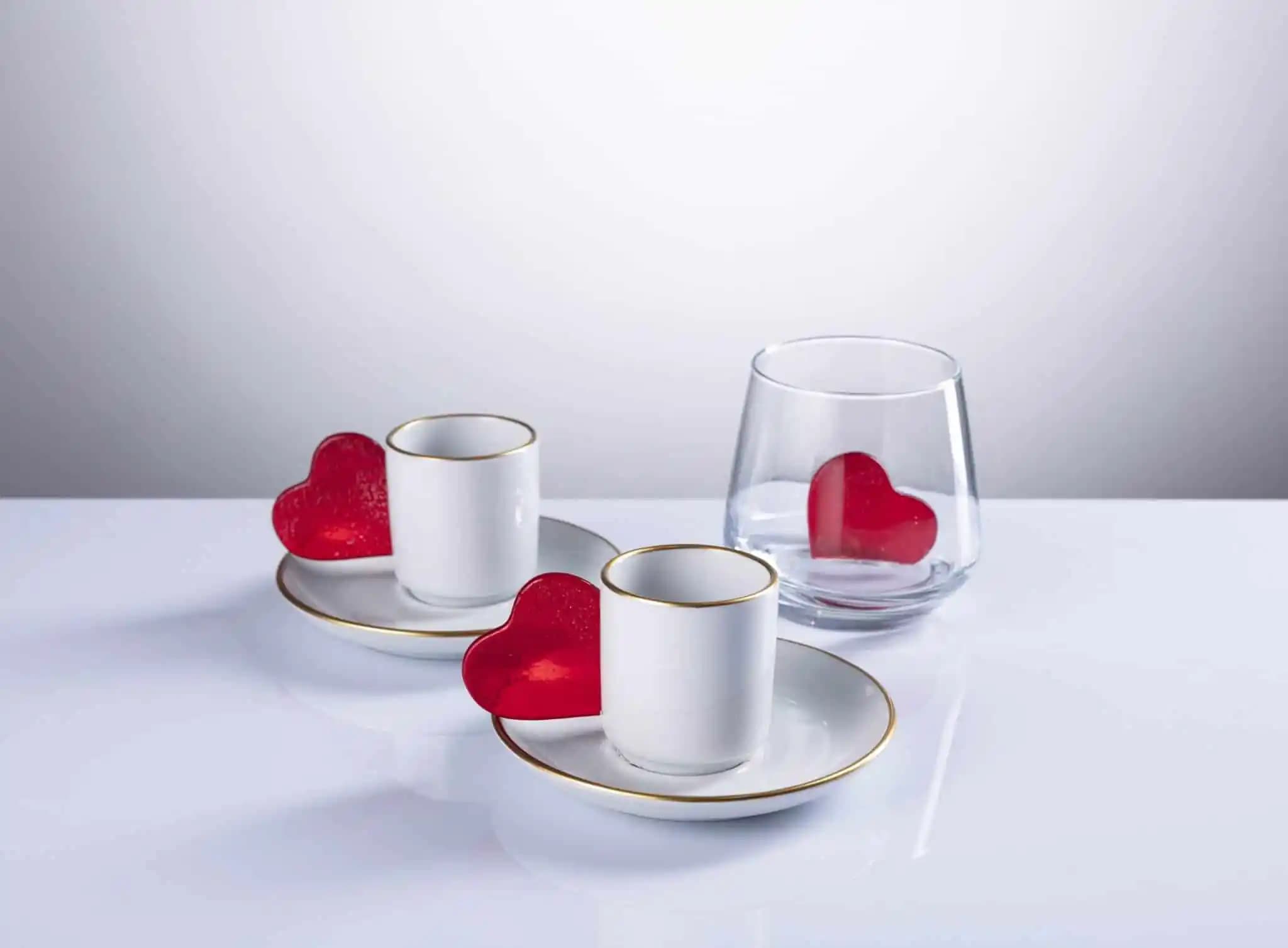 Kalpli fincanlar ile ev dekorasyonunda şıklık ve duygusal atmosfer yaratma yolları